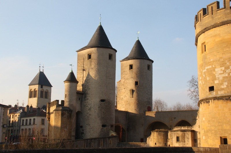 Vue sur les tours et au loin le clocher de l'église Saint-Eucaire 