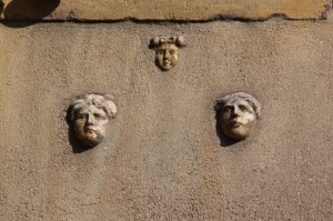 cherchez les têtes romaines place Saint-Louis